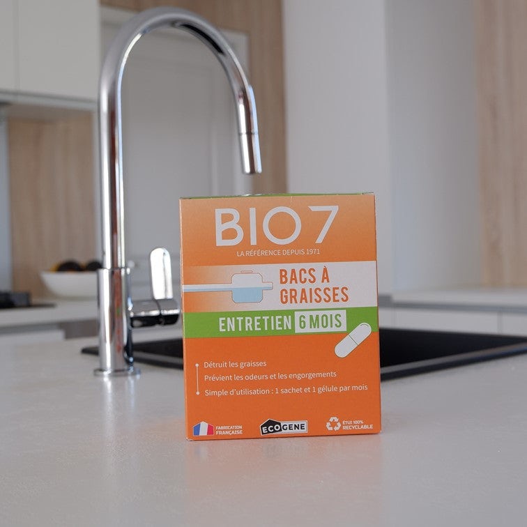 photo du produit BIO 7 pour l'entretien des bacs à graisses posé devant un évier de cuisine moderne